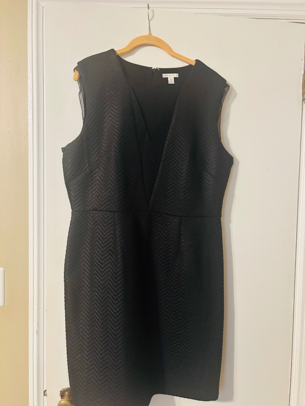 Black sleeveless dress